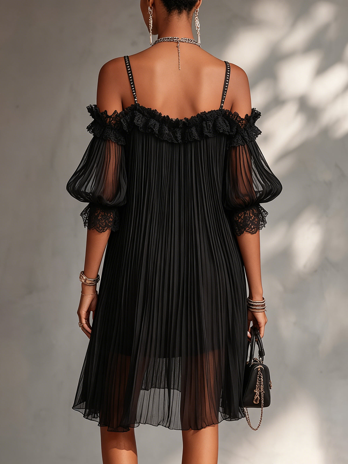 Vittoria | Minivestido negro de muselina con hombros al aire y ribete de encaje